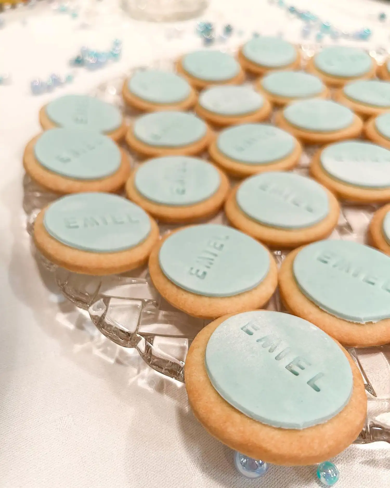 Vaaleansiniset nimipikkuleivät vadilla