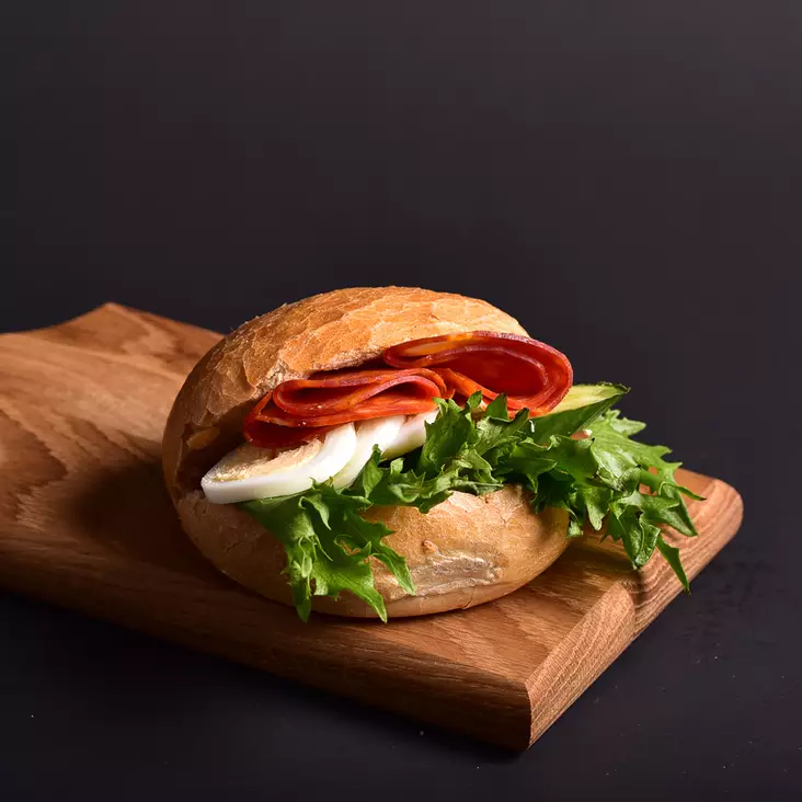 PIENI MEETVURSTISÄMPYLÄ - Täytetyt sämpylät - 4177 - 1